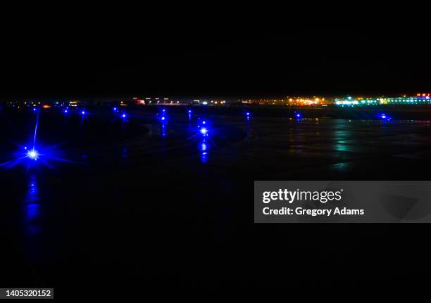 airport runway at night - runway night stock pictures, royalty-free photos & images