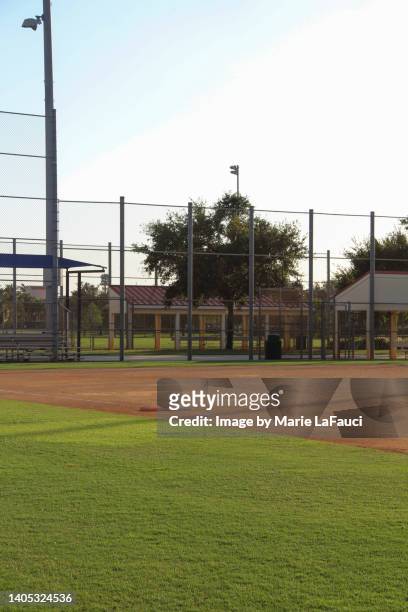 empty baseball diamond and dugout - sideline baseball stock pictures, royalty-free photos & images