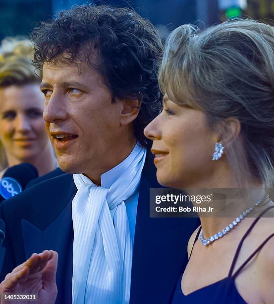 Geoffrey Rush and wife Jane Menelaus arrive at Academy Awards Show, March 24, 1997 in Los Angeles, California.