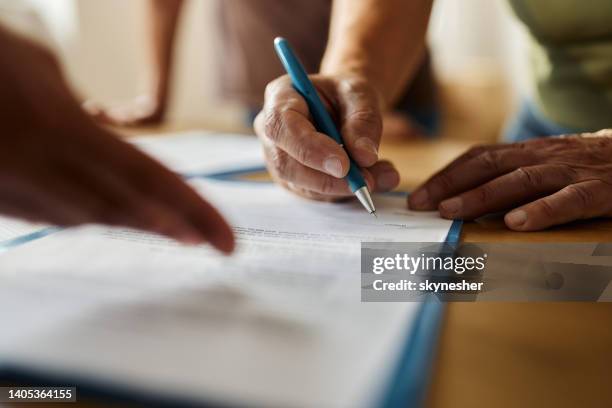 signing a contract! - handgebaar stockfoto's en -beelden