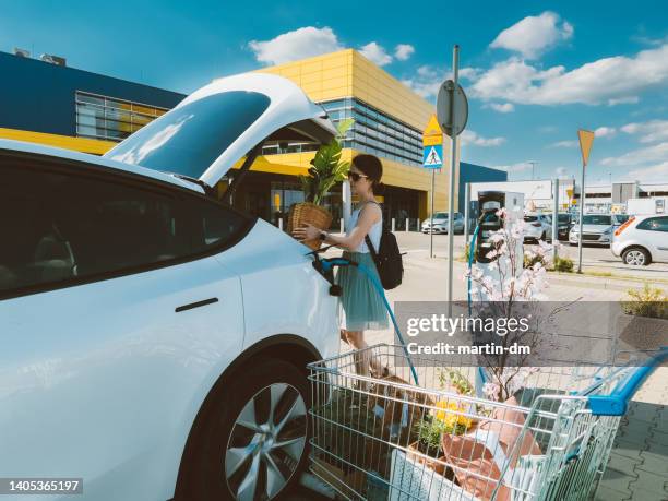 electric vehicle lifestyle - megawinkel stockfoto's en -beelden