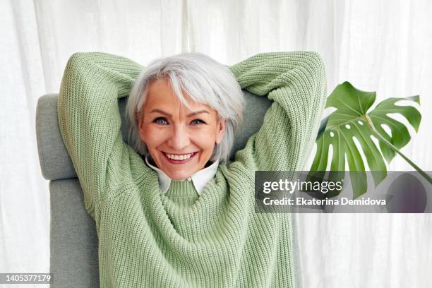 beautiful elderly woman looking at camer close-up portrait - hair woman mature grey hair beauty stockfoto's en -beelden