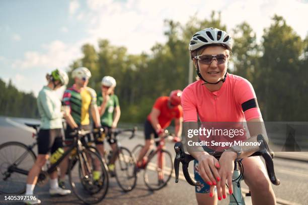 portrait of cyclist - ciclismo gruppo foto e immagini stock