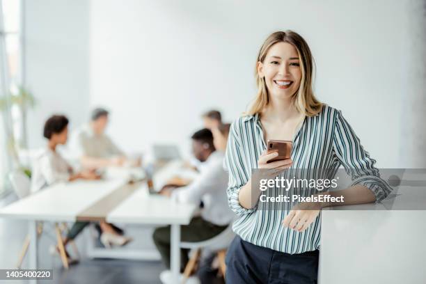 i'm always happy in the boardroom - start ups im büro stockfoto's en -beelden