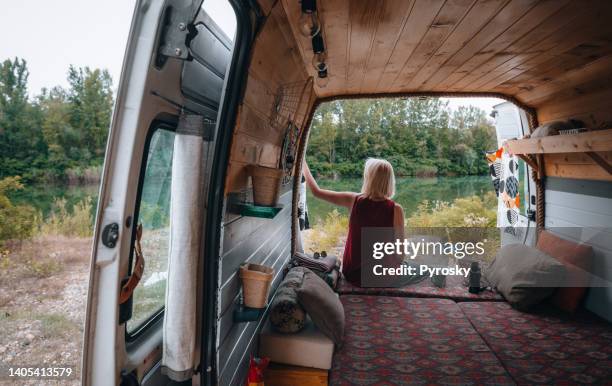 frau genießt kaffee aus ihrem van - autoperspektive stock-fotos und bilder