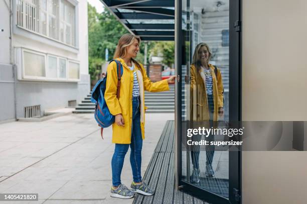 eine tür schließt sich, eine andere öffnet sich - full length mirror stock-fotos und bilder