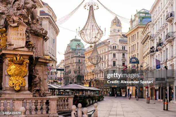 graben shopping street on a sunny morning, vienna, austria - wien stock-fotos und bilder
