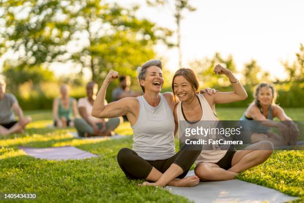 donne di forza - yoga foto e immagini stock