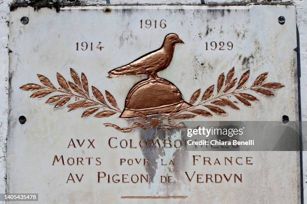 verdun - fort vaux. war memorial to pigeons - conmemorativo de guerra fotografías e imágenes de stock