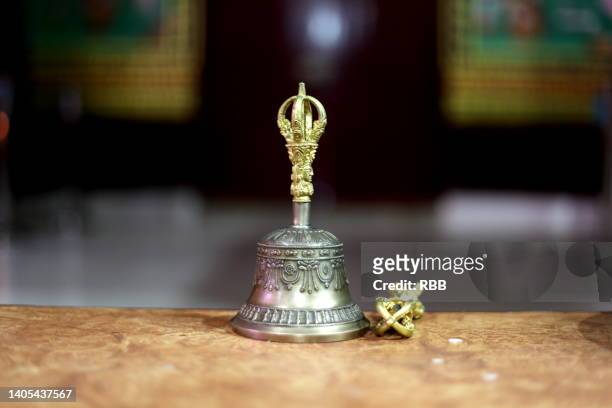 buddhist bell - campana fotografías e imágenes de stock