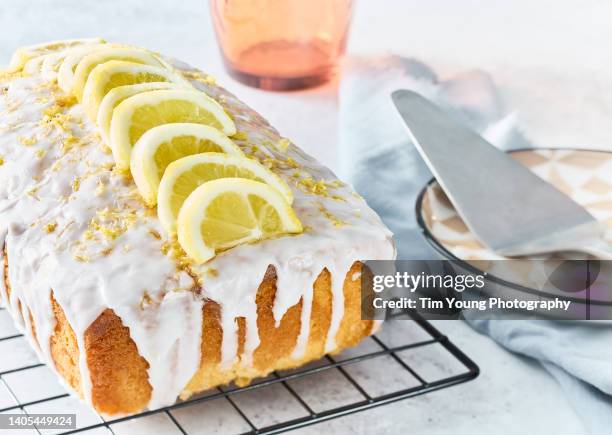 homemade lemon drizzle cake with icing - zitronentorte stock-fotos und bilder