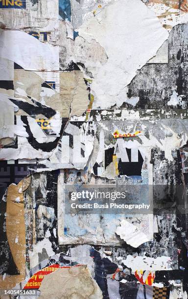 scratched layers of posters and placards on a street wall in dalston, london, england, uk - punk rock - fotografias e filmes do acervo