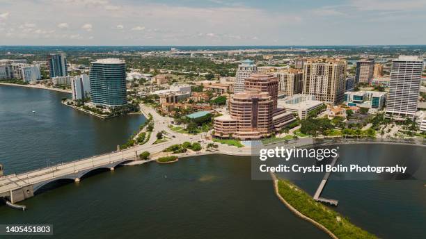 vista aerea del drone dell'ingresso sul lungomare nel centro di west palm beach, florida e palm beach island a mezzogiorno di giugno 2022 - west palm beach foto e immagini stock