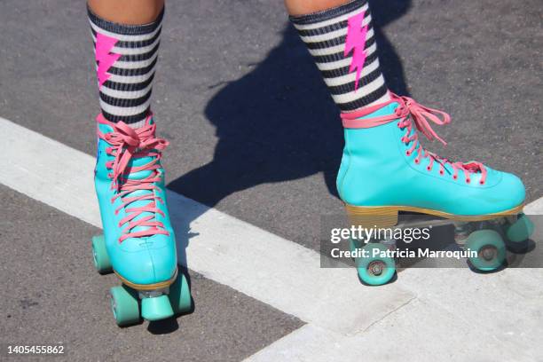 roller skates - training wheels stock-fotos und bilder