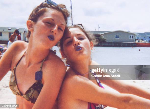 candid portrait of best friends on vacation 1990s 2000s y2k vintage photo of sunscreen women - fashion archive stockfoto's en -beelden