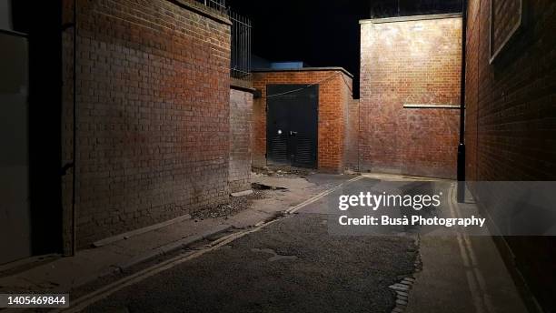 dark back alley at night - crime scene stockfoto's en -beelden
