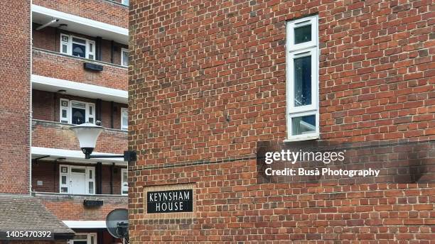 windows of building in council housing estate in london, england - council estate uk stockfoto's en -beelden