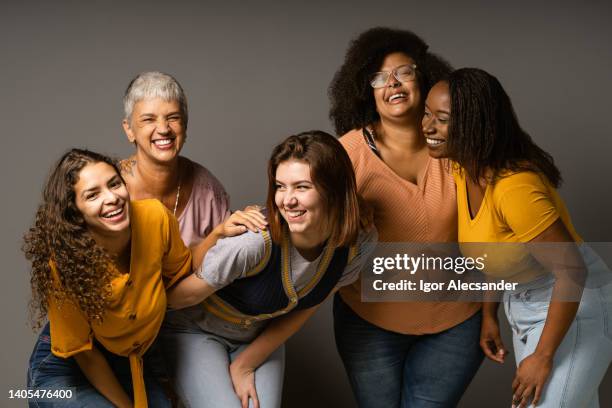 grupo de mujeres juguetonas en el estudio - grupo de mujeres fotografías e imágenes de stock