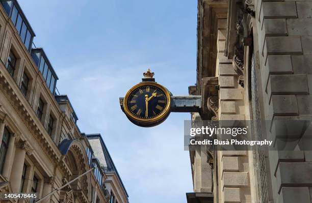 historic gold plated wall clock in a street of london, england - reloj antiguo fotografías e imágenes de stock