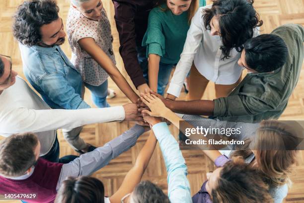 successful teamwork - handen ineengevouwen stockfoto's en -beelden