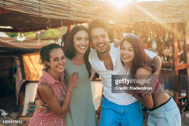 amici in un campo da spiaggia - maschio con gruppo di femmine foto e immagini stock
