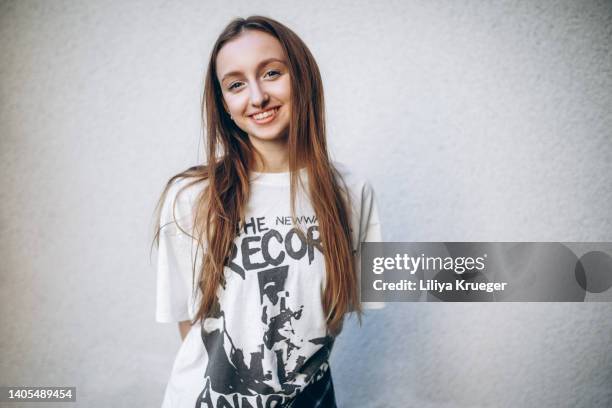 portrait of teenage girl on an empty neutral background. - alleen tienermeisjes stockfoto's en -beelden