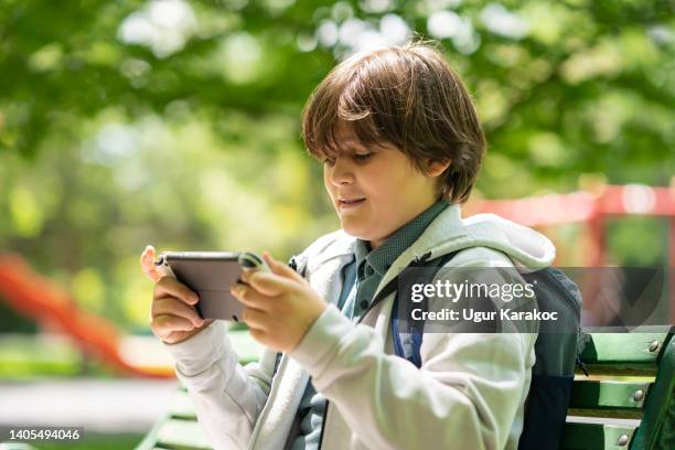 11 years old boy playing games  in nature - 10 11 years boy stockfoto's en -beelden