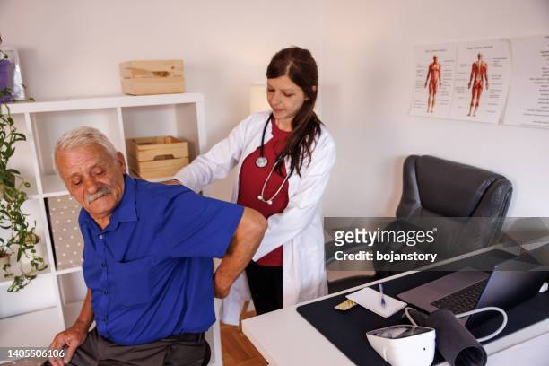 senior man で医者のオフィス - 神経科医 ストックフォトと画像