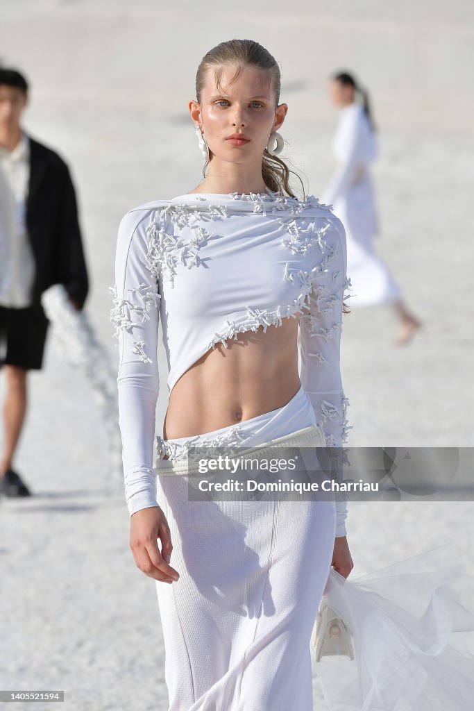 "Le Papier" Jacquemus' Fashion Show : Runway In Arles