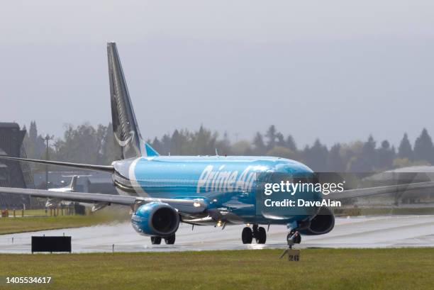 amazon prime air 737. - taxiing stockfoto's en -beelden