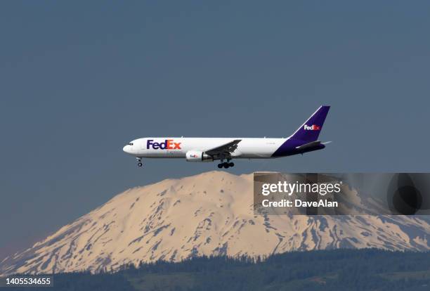 fedex express 767 mount st helens. - fed ex stock pictures, royalty-free photos & images