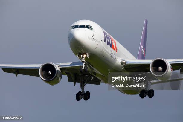 fedex express 767 - federal express stock-fotos und bilder