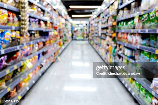 defocused image of food and drink in supermarket - supermarktgang stock-fotos und bilder