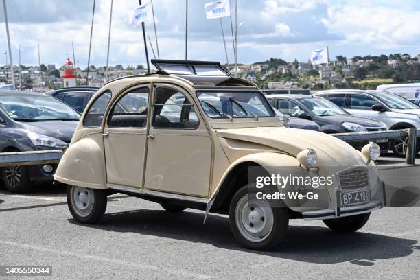 an old being old timer classic citroen 2cv (dodoche ) - deux chevaux stock pictures, royalty-free photos & images