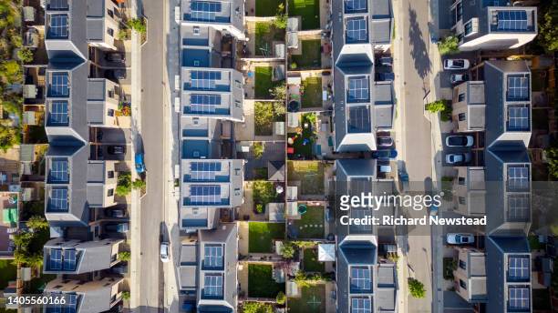 solar powered housing - self sufficiency fotografías e imágenes de stock