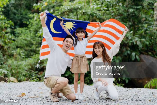 famiglia malese che celebra il malaysia merdeka day - malaysia independence day foto e immagini stock