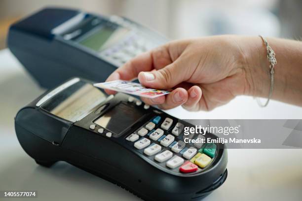 contactless payment - phone credit card photos et images de collection