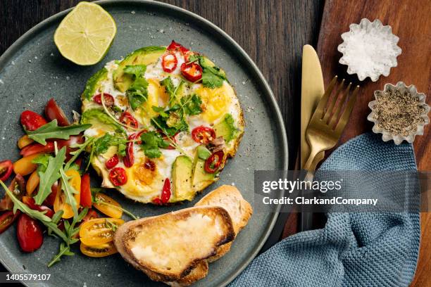 baked eggs with avocado and chillis - low carb bildbanksfoton och bilder