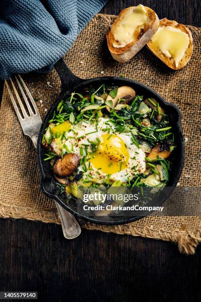 uova al forno con spinaci, funghi e porri - porro foto e immagini stock