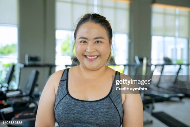 plus-size-frau trainiert im sportverein. - fat asian woman stock-fotos und bilder