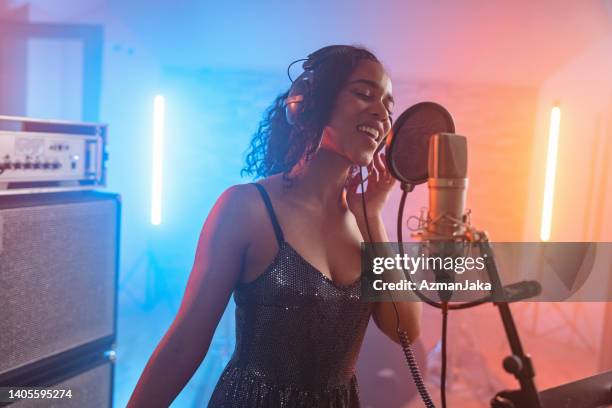 hispanic woman recording a new pop single in the recording studio - musica soul imagens e fotografias de stock