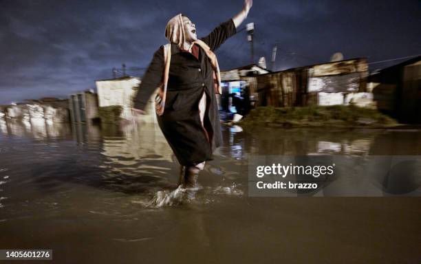 clima húmedo - flood relief fotografías e imágenes de stock