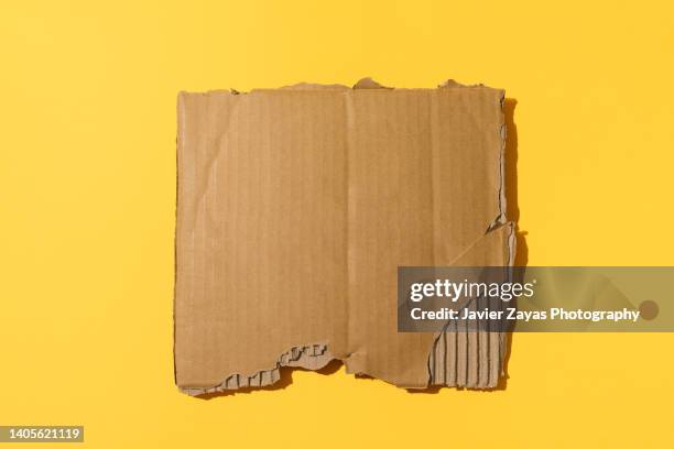 cardboard banner on yellow background - en carton photos et images de collection