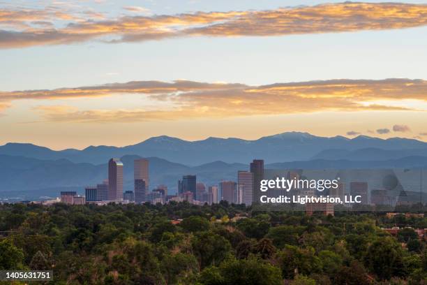 denver downtown skyline, colorado - colorado stockfoto's en -beelden