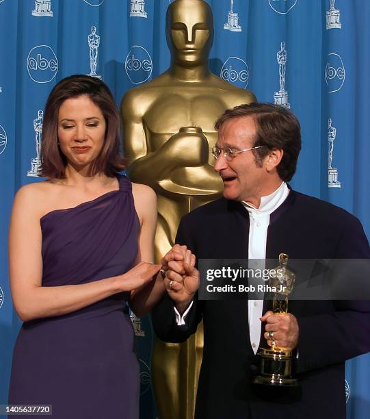 Oscar Winner Robin Williams and Mira Sorvino backstage at Academy Awards Show, March 23, 1998 in Los Angeles, California.