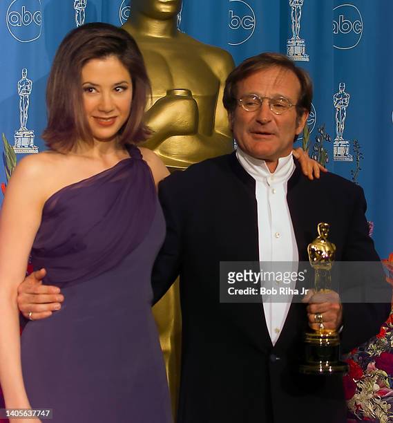 Oscar Winner Robin Williams and Mira Sorvino backstage at Academy Awards Show, March 23, 1998 in Los Angeles, California.