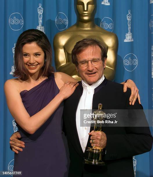 Oscar Winner Robin Williams and Mira Sorvino backstage at Academy Awards Show, March 23, 1998 in Los Angeles, California.