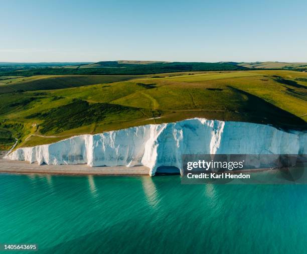 a daytime elevated view of the seven sisters cliffs on the east sussex coast, uk - sussex südostengland stock-fotos und bilder