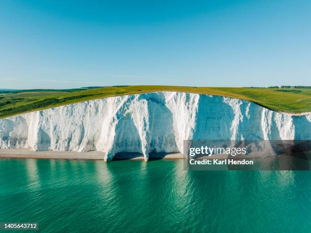 a daytime elevated view of the seven sisters cliffs on the east sussex coast, uk - seven sisters cliffs stockfoto's en -beelden