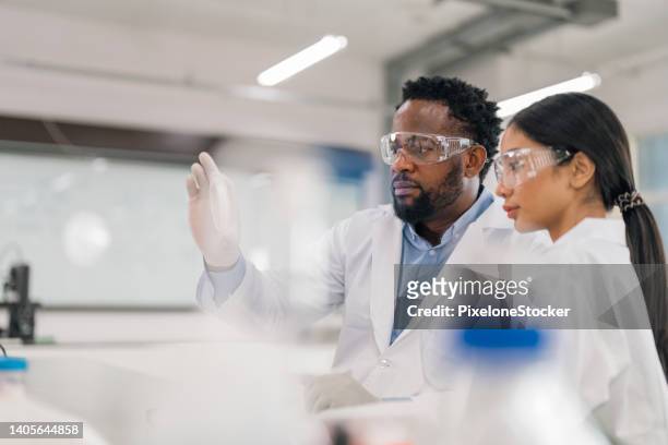 scientists working in laboratory for visual analyze the sample in petri dish. - healthcare and medicine foto e immagini stock